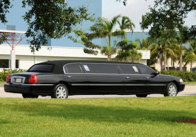 There are several advantages to using a limousine service to go to and from the airport